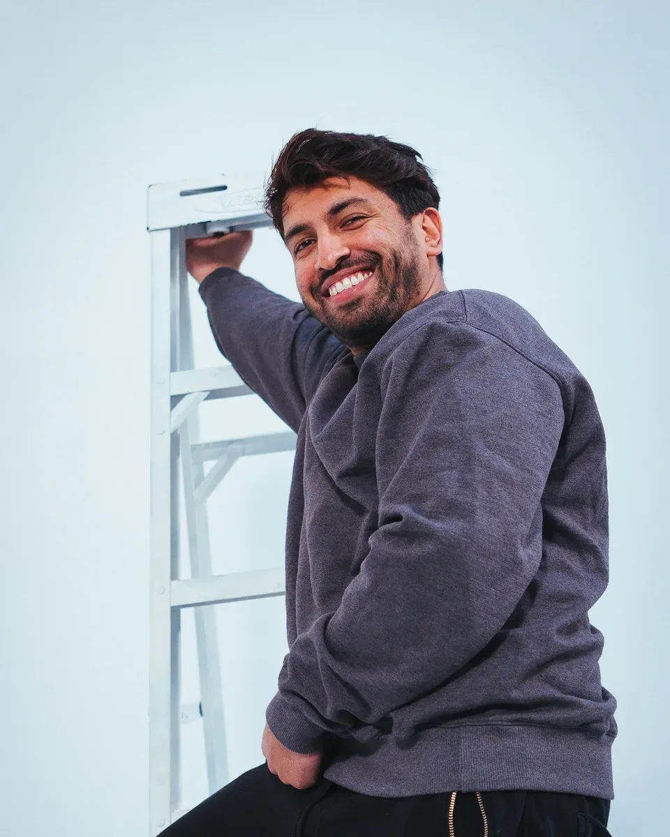 Técnico sonriente instalando un equipo en la pared